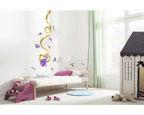 Helles Kinderzimmer mit Wandtattoo Rapunzel, Bett und Spielhaus