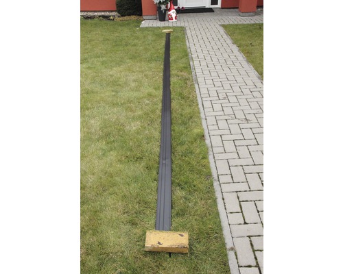 Langes, geriffeltes Kunststoffprofil auf einer Rasenfläche