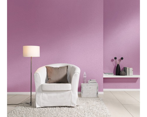 Wohnzimmer mit Sessel, Stehlampe und dekorativer Wand