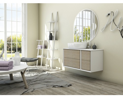 Badezimmer mit Waschtisch, Spiegel, Regal und Dekoration in hellem Design.