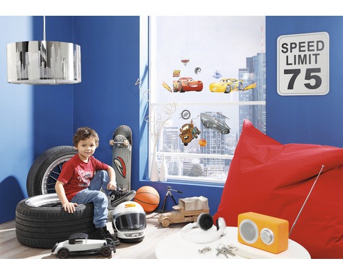 Kinderzimmer mit Dekorationselementen, darunter Wandaufkleber, Reifen, Skateboard und Sitzsack