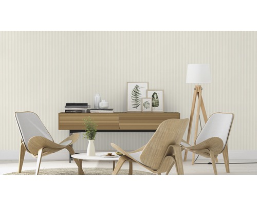 Wohnzimmer mit gestreifter Tapete, Holzmöbeln und dekorativen Elementen.