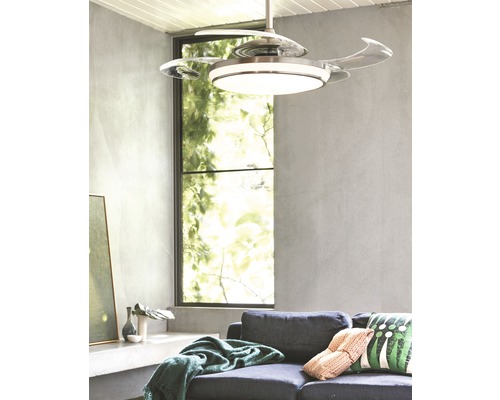 Deckenventilator mit Beleuchtung über einer Couch in einem Wohnzimmer.