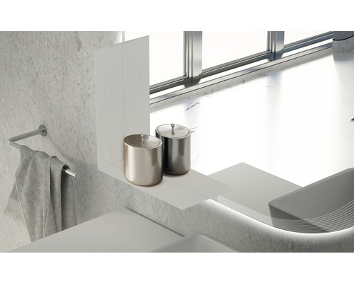 Helles Badezimmer mit Handtuchhalter, zwei Behältern mit Deckel und Waschtisch