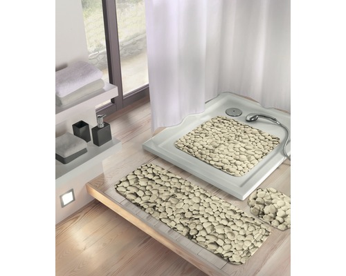 Badezimmer mit Duschwanne, Badematten und Badzubehör auf Regalen