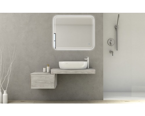 Badezimmer mit Waschtisch, Spiegel mit Beleuchtung und Dusche