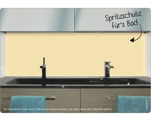 Badezimmer mit Spritzschutzwand über dem Waschbecken
