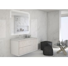 Modernes Badezimmer mit beleuchtetem Spiegel, Waschtisch mit Schubladen und Marmoroptik.