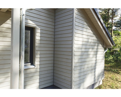 Außenansicht eines Hauses mit Holzfassade und Fenster