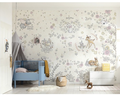 Kinderzimmer mit Tapete mit Disney Motiven, Babybett und Kommode