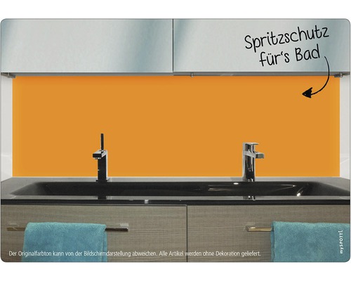 Badezimmer mit Waschbecken, Armaturen und Spritzschutz