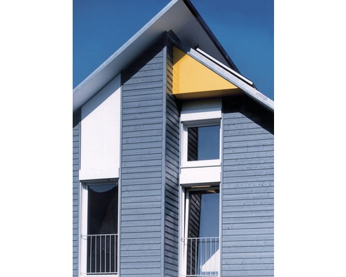 Fassade eines Hauses mit Fenster und Holzverkleidung