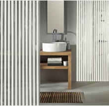 Badezimmer mit Waschbecken, Spiegel, Handtüchern, Holzunterschrank, Holzfußmatte und Duschvorhang mit Streifenmuster