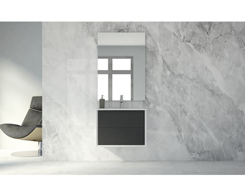 Badezimmer mit Waschbeckenunterschrank, Spiegel und Sessel