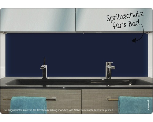 Badezimmer mit Spritzschutzwand, Waschbecken und Handtuch