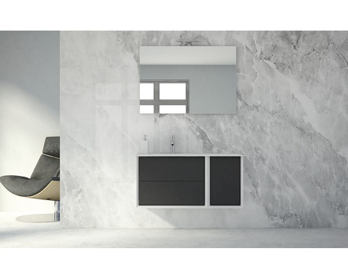 Modernes Badezimmer mit Waschtischunterschrank, Spiegel und Sessel