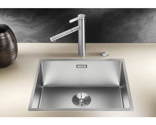 Spüle aus Edelstahl mit Wasserhahn