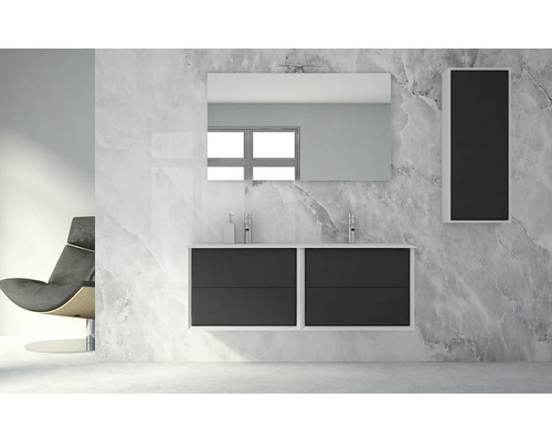 Modernes Badezimmer mit Doppelwaschtisch, Spiegel und Spiegelschrank vor einer Marmorwand