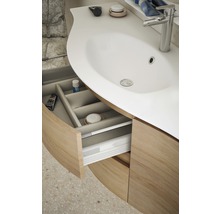 Waschtischunterschrank mit offenem Schubfach und Badezimmerutensilien