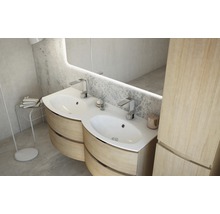 Modernes Badezimmer mit Doppelwaschtisch, Unterschrank und beleuchtetem Spiegel