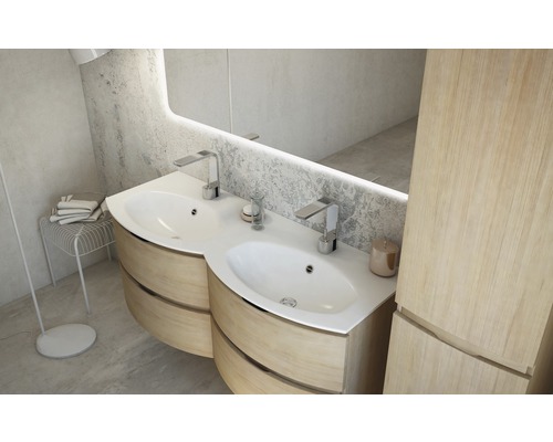 Modernes Badezimmer mit Doppelwaschtisch, Unterschrank und beleuchtetem Spiegel