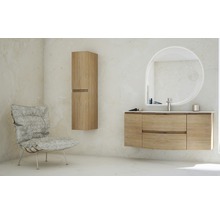 Badezimmer mit Waschtisch, Spiegel, Hängeschrank und Sessel