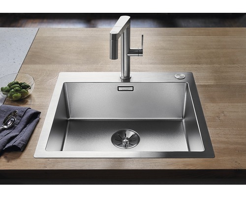 Edelstahlspüle mit Wasserhahn auf einer Küchentheke