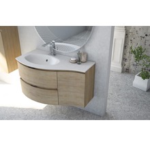 Badezimmer mit Waschtischunterschrank, Waschbecken und Spiegel