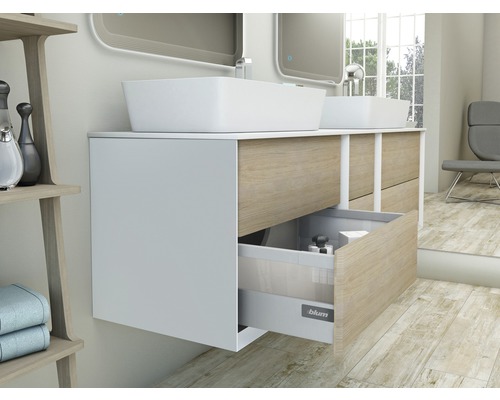 Badezimmer mit Waschtisch, Aufsatzwaschbecken und offenem Schubladensystem.