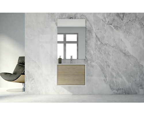 Modernes Badezimmer mit Waschtisch, Spiegel und Sessel