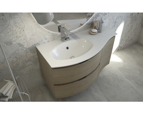 Modernes Badezimmer mit Waschtischunterschrank, Aufsatzwaschbecken und Armatur.