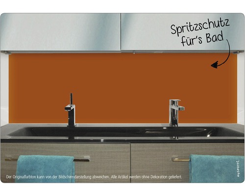 Oranger Spritzschutz hinter einem Waschbecken im Badezimmer.