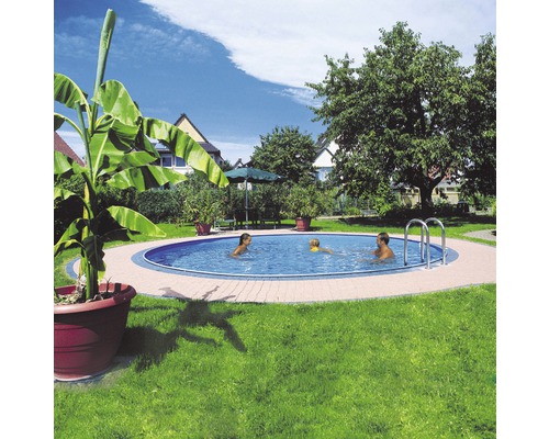 Rundpool mit Familie im Garten
