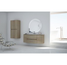 Badezimmer mit Waschtischunterschrank, Spiegelschrank, Hängeschrank und Stuhl in hellem Design
