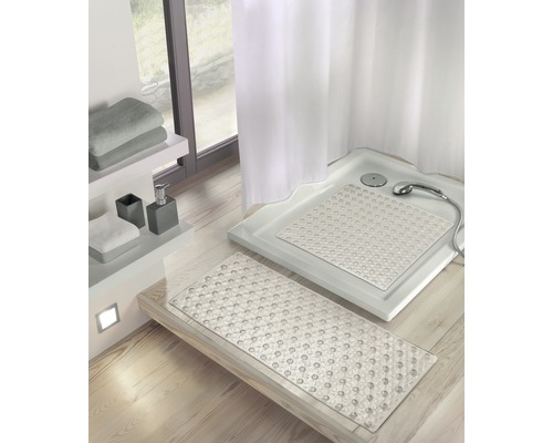 Badezimmer mit Duschwanne, Duschvorhang und Badematten aus Kunststoff