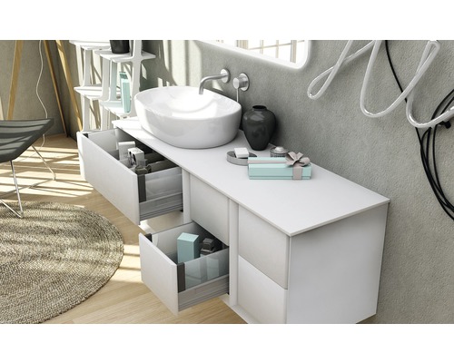 Modernes Badezimmer mit weißem Waschtisch, Aufsatzwaschbecken und offenen Schubladen zur Aufbewahrung