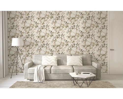 Wohnzimmer mit floral gemusterter Tapete, Sofa und Stehlampe