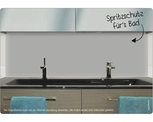 Badezimmer mit Spiegelschrank, Waschbecken, Armaturen und Spritzschutz