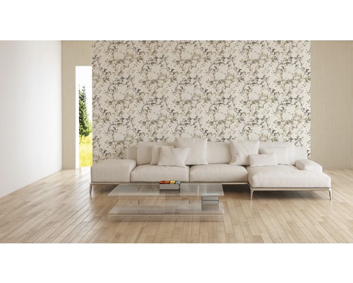 Wohnzimmer mit floral gemusterter Tapete, Sofa und Glastisch