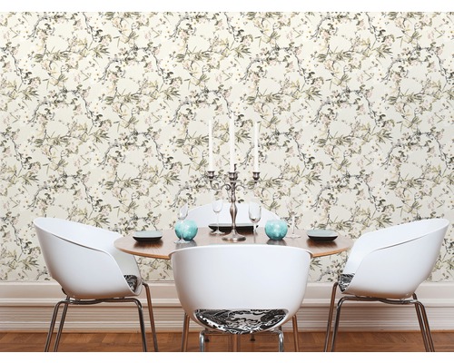 Esszimmer mit Esstisch, Stühlen und floral gemusterter Tapete