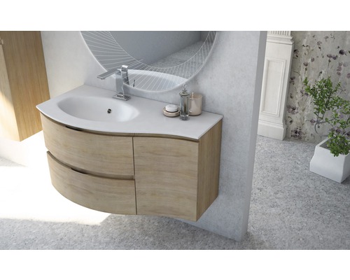 Waschtisch mit Unterschrank, Spiegel und Armatur im Badezimmer