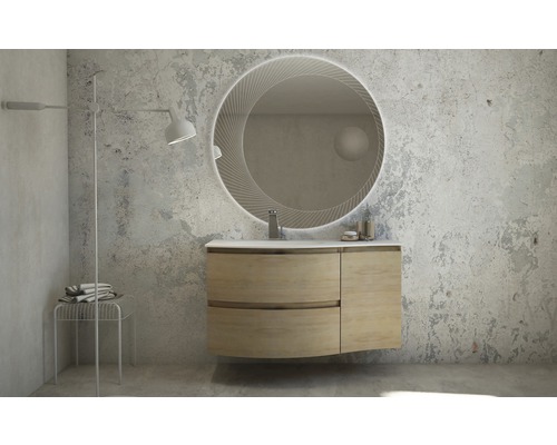 Badezimmer mit Waschtischunterschrank, Spiegel und Lampe