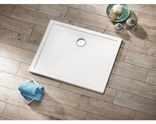 Rechteckige Duschwanne aus Mineralguss im Badezimmer