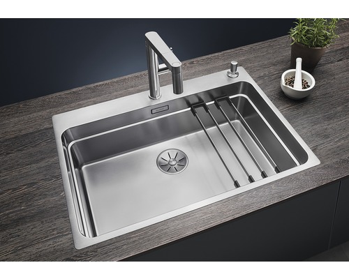 Edelstahlspüle mit Abtropfgestell, Armatur und Spülmittelspender auf einer Arbeitsplatte