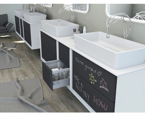 Badezimmer mit Waschbecken auf Unterschrank mit Kreidetafeloberfläche