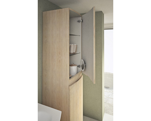 Offener Badezimmerschrank mit Glasregalen und Spiegel