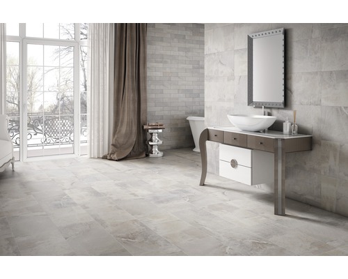 Helles Badezimmer mit Fliesenboden, Waschtisch und Spiegel