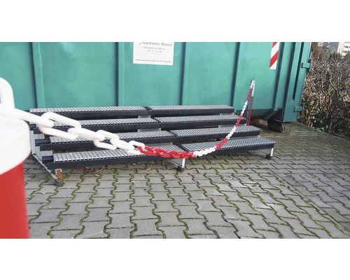 Zugangstreppe mit rot-weißer Kette vor Container