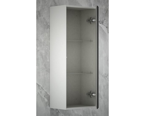 Offener, hochformatiger Badezimmerschrank mit zwei Regalböden