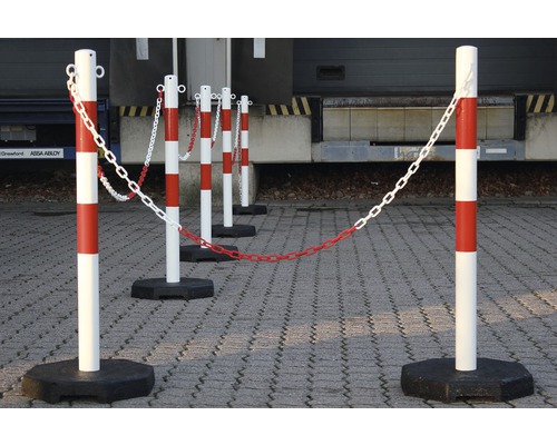 Mehrere Absperrpfosten mit Kette zur Verkehrsregelung